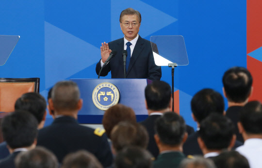 문재인 19대 대통령이 10일 오후 서울 여의도 국회 로텐더홀에서 열린 취임식에서 선서를 하고 있다. 이날 취임식은 보신각 타종행사 및 군악·의장대 행진과 예포발사, 축하공연 등은 하지 않는 등 대폭 간소화돼 20분 만에 끝났다.  사진공동취재단